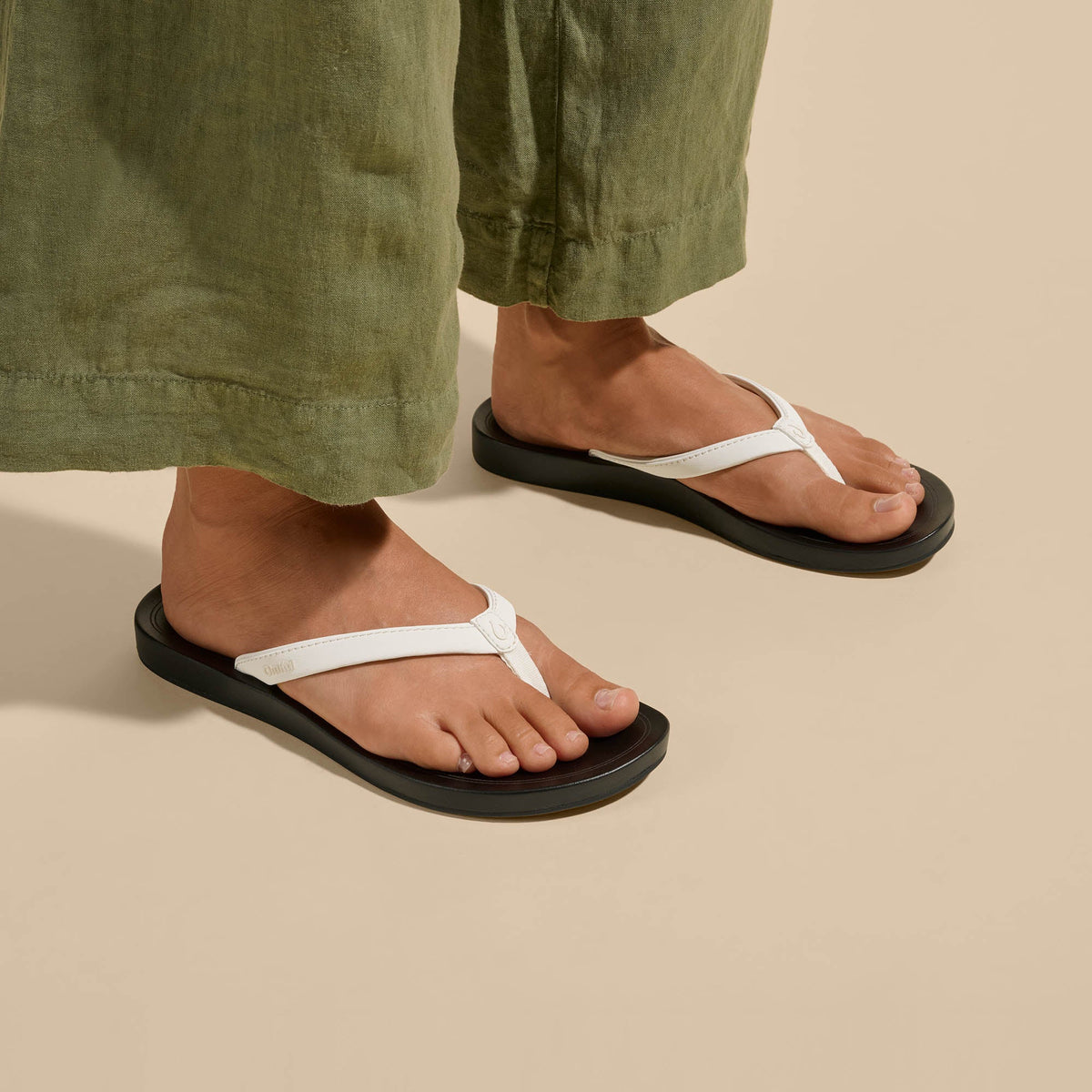 'Uiki - Bright White / Lava Rock